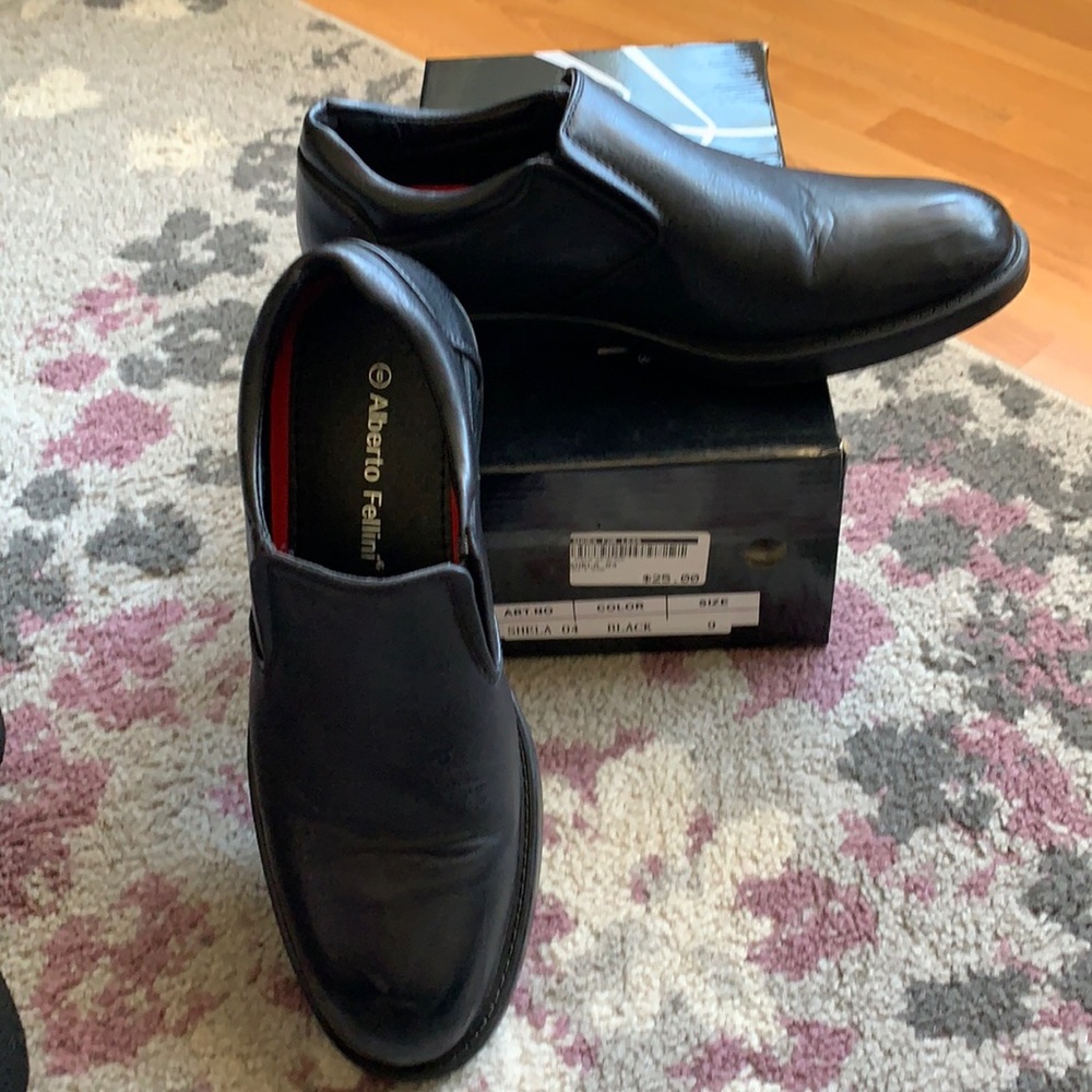 Mean black slip on dress shoes